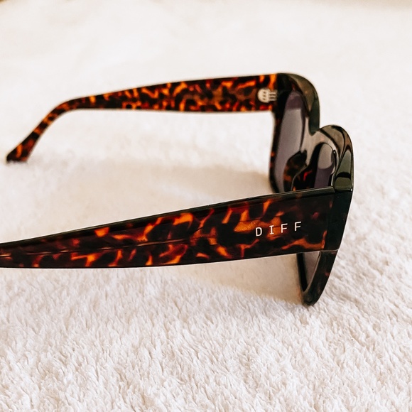 DIFF Bella II Tortoise Wildcat Polarized Sunglasses with DIFF case - Picture 3 of 9